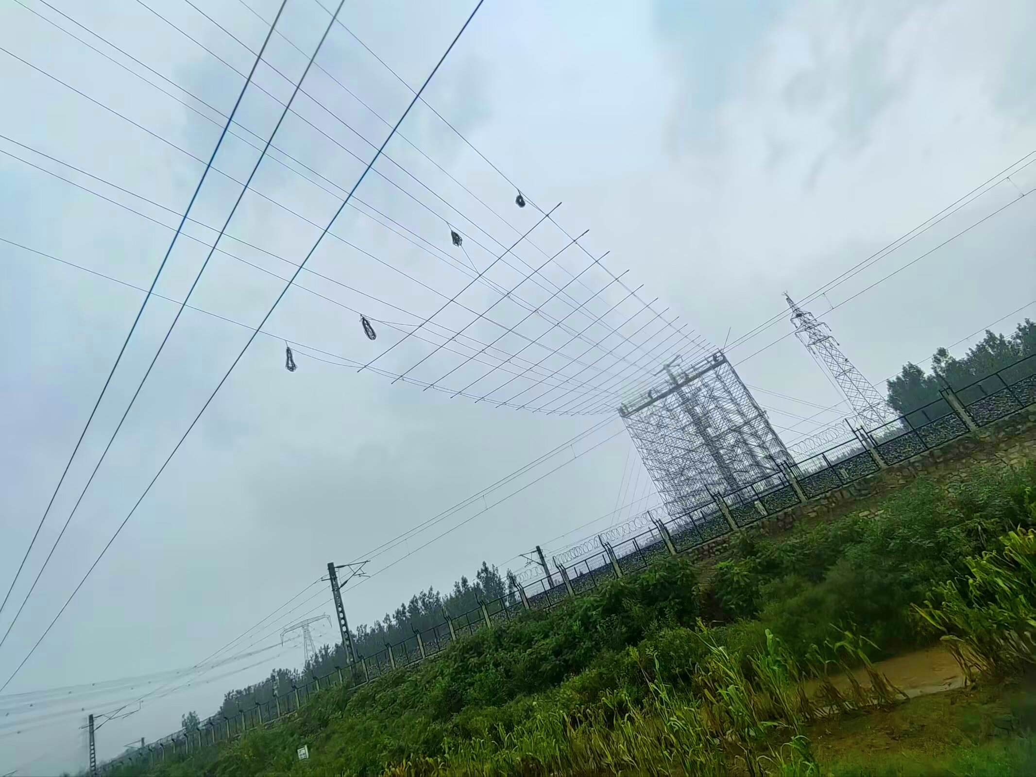 泰安市公鐵聯(lián)運(yùn)物流產(chǎn)業(yè)園建設(shè)涉及的110kV 汶龍線東山龍支線遷改工程跨越國(guó)電泰安疏K4+100,K2+430處拆除工程